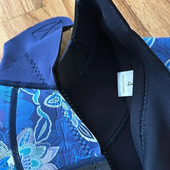Xuker wet suit navy with floral girls long sleeve 10.5” pit to pit like new - Picture 6 of 6